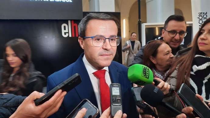 El presidente de la Diputación de Badajoz, Miguel Ángel Gallardo, atiende a los medios