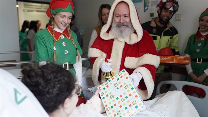 Visita de Papá Noel al área de Pediatría del Hospital Juan Ramón Jiménez de Huelva.