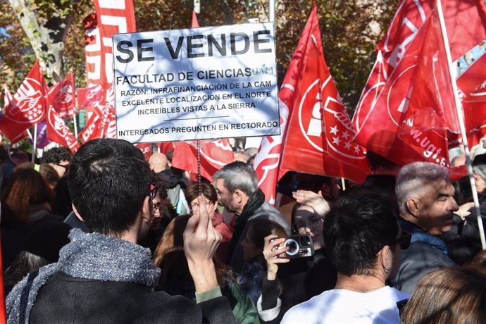 Varias personas con pancartas durante una concentración por la Universidad Pública ante la Asamblea de Madrid, a 5 de diciembre de 2024, en Madrid (España). 