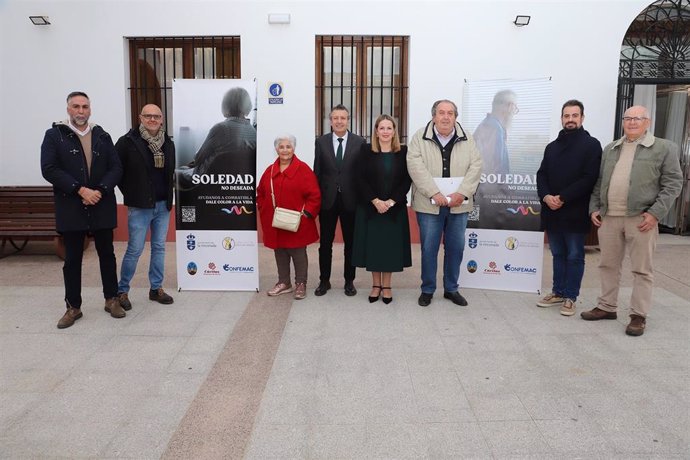 El alcalde de La Rinconada, en el centro, con representantes de las entidades colaboradoras en el programa destinado a los mayores.