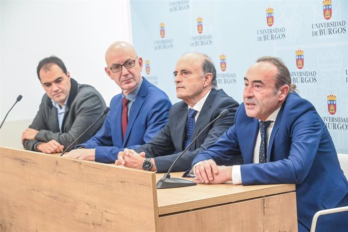 El rector de la UBU, José Miguel García, y el responsable de ITCL, José María Vela, en el centro de la fotografía.