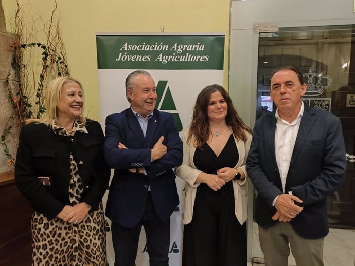 De izda a dcha, la delegada de la Junta en Soria, Yolanda de Gregorio, Donaciano Dujo, Ana Pastor y Benito Serrano en la asamblea anual de Asaja Soria