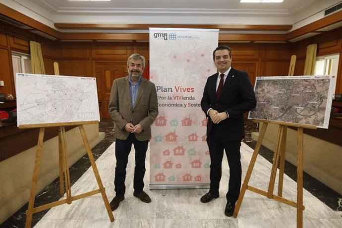 El alcalde de Córdoba, José María Bellido, y el delegado de Urbanismo, Miguel Ángel Torrico, presentan el nuevo proyecto municipal de acceso a la vivienda denominado 'Plan Vives'.