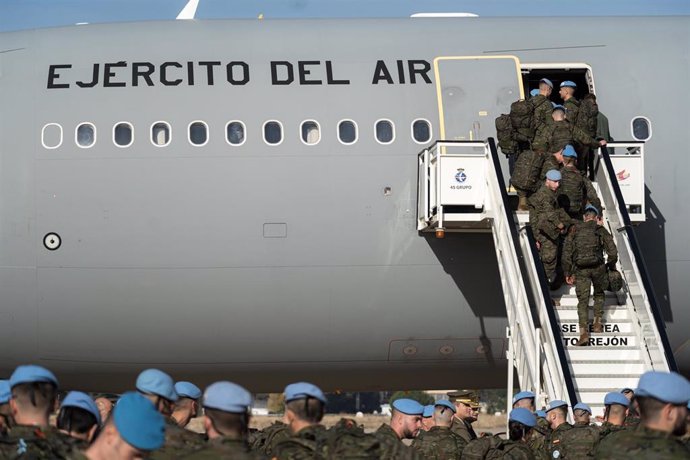 Archivo - Los militares que componen la segunda rotación de la Brigada Líbano XLII (BRILIB XLII) se suben a un avión, en la Base Aérea de Torrejón, a 17 de noviembre de 2024, en Torrejón de Ardoz, Madrid (España).