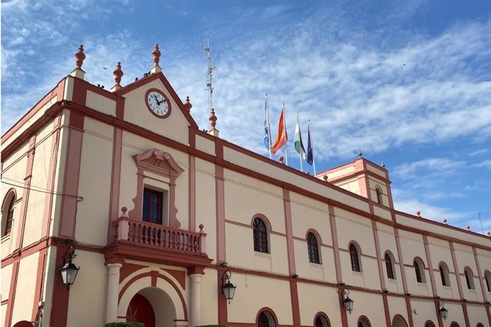 Archivo - Fachada del Ayuntamiento de Alcalá de Guadaíra (Sevilla).