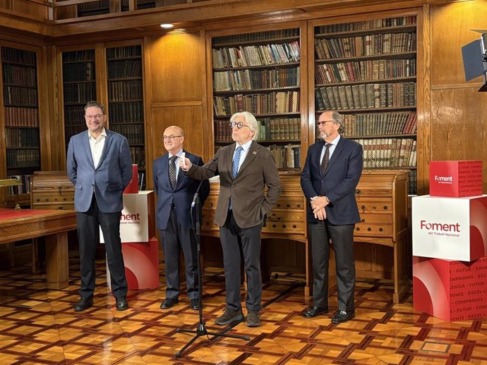 El presidente de Foment, Josep Sánchez Llibre, junto a miembros de la junta directiva de la patronal.