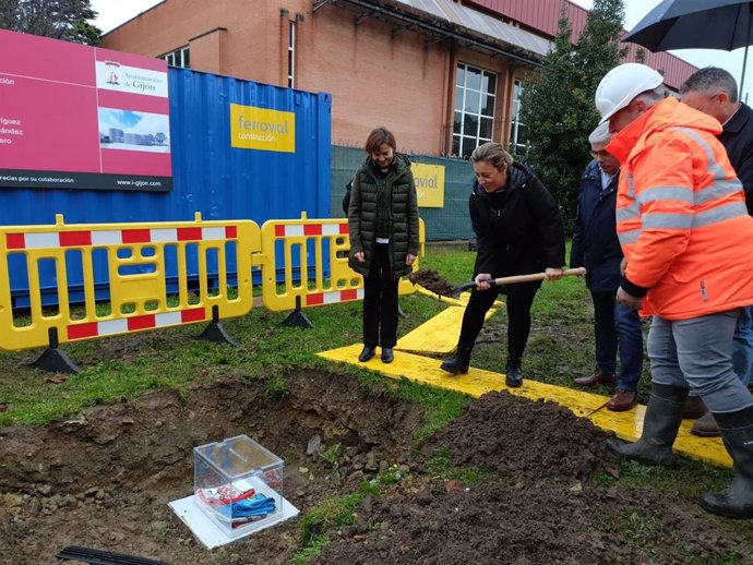 Acto de colocación de la primera piedra de las obras de construcción de la escuela infantil de 0 a 3 años del Llano, en Gijón.