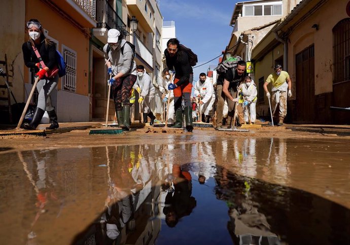 Archivo - Varias personas realizan labores de limpieza en Paiporta  