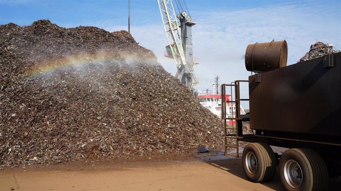 Nebulizadores en el Puerto de Sevilla junto a chatarra con destino final las plantas siderúrgicas del entorno