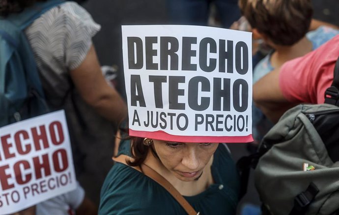 Archivo - Varias personas durante una manifestación por el derecho a la vivienda.