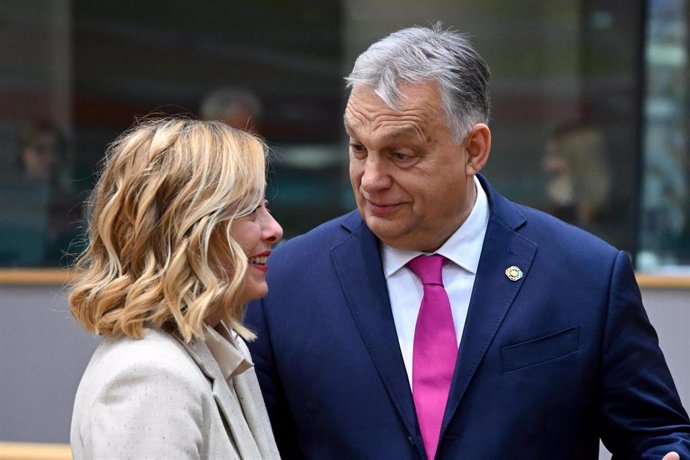 La primera ministra de Italia, Giorgia Meloni, y el primer ministro de Hungría, Viktor Orbán, coinciden en Bruselas