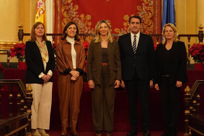 La portavoz del PP en el Senado, Alicia García, con consejeros de varias comunidades autónomas en un debate en el Senado sobre la inclusión del lobo en el LESPRE.