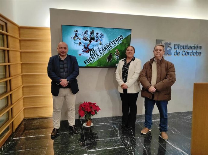 Desde la izda. Duque, Hidalgo y Gómez en la presentación de la Danza de los Locos y el Baile del Oso