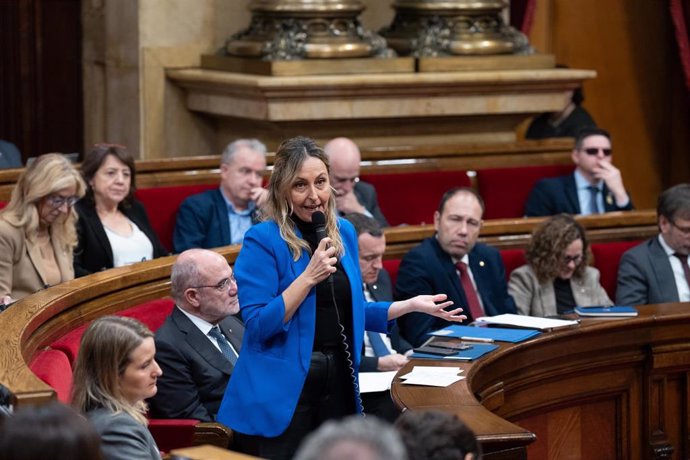 Imagen de archivo - La consellera de Igualdad y Feminismo de la Generalitat, Eva Menor, en la sesión de control al Govern en el Parlament, a 18 de diciembre de 2024