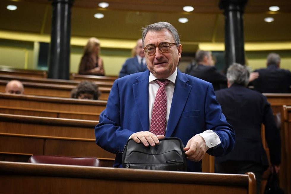 El portavoz del PNV en el Congreso, Aitor Esteban, a su llegada a un pleno en el Congreso de los Diputados, a 19 de diciembre de 2024, en Madrid (España).