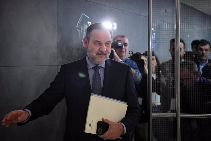 El exministro, José Luis Ábalos, a su llegada a una rueda de prensa en el Congreso de los Diputados tras denunciar a la Guardia Civil ante la Fiscalía, en el Congreso de los Diputados, a 19 de diciembre de 2024, en Madrid (España). 