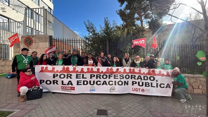 Delegados de las juntas de personal docente de los sindicatos educativos tras terminar el encierro en la Dirección de Área Territorial de Madrid-Capital, el 19 de diciembre de 2024, en Madrid.