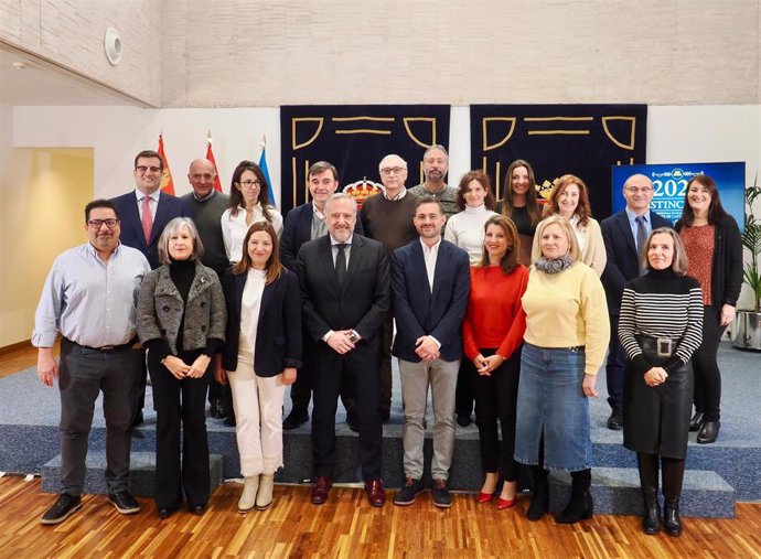 El presidente de las Cortes de Castilla y León, Carlos Pollán, entregas las distinciones del Parlamento autonómico