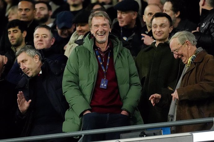 Sir Jim Ratcliffe, director ejecutivo de Ineos y accionista minoritario del Manchester United, en las gradas durante el partido de fútbol de la Premier League entre el Manchester City y el Manchester United en el Etihad Stadium