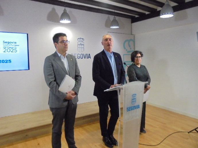 La concejal de Hacienda, Rosalía Serrano; el alcalde José Mazarías y el concejal de Obras, José Luis Horcajo.