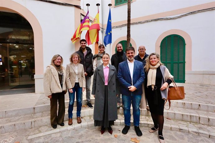 La presidenta del Govern, Marga Prohens, con la corporación municipal de Esporles.