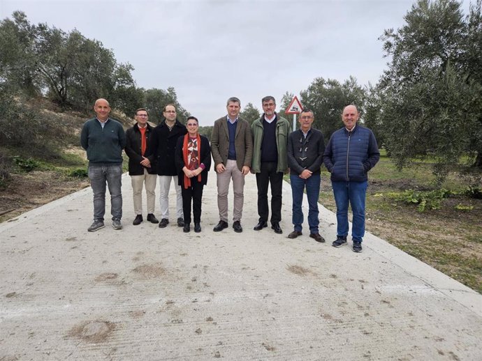 La alcaldesa de Aguilar, Carmen Flores, y Francisco Acosta (centro), durante la visita al camino del Carril de Lázaro.