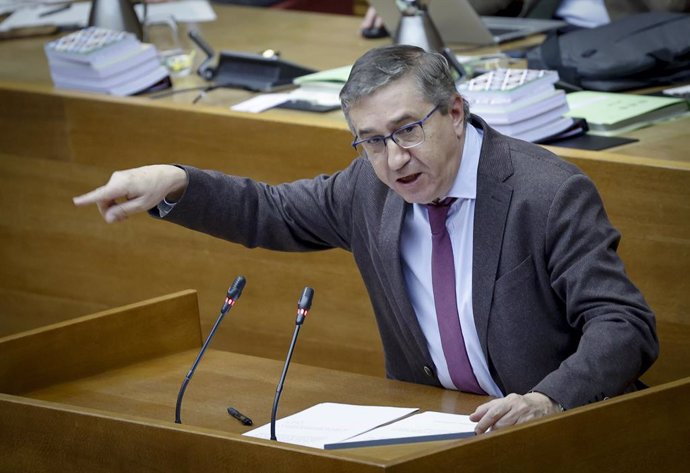 El conseller José Antonio Rovira, en el pleno de Les Corts