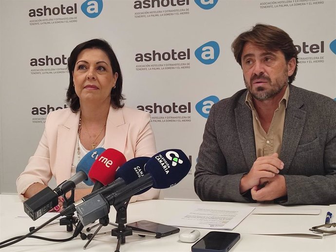 La vicepresidenta de Ashotel, Victoria López, y el presidente, Jorge Marichal, en rueda de prensa