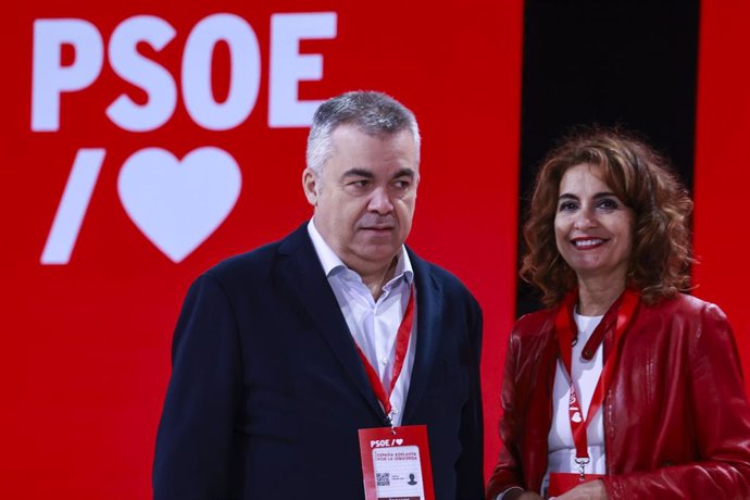 El secretario de Organización del PSOE, Santos Cerdán, (i) junto a la vicesecretaria general del PSOE y vicepresidenta primera y ministra de Hacienda del Gobierno de España, María Jesús Montero, (d) durante el primer día del 41 Congreso Federal del PSOE e