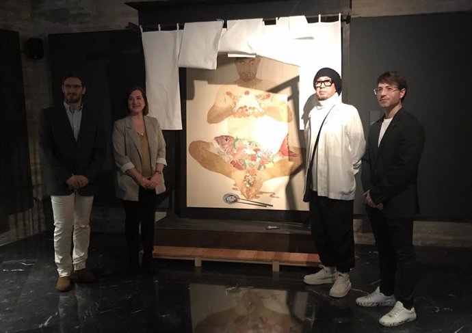 La consejera municipal de Cultura del Ayuntamiento de Zaragoza, Sara Fernández; el comisario de la muestra, Mario Malo, y el artista japonés Hiroomi Ito, delante de una obra de la exposicin "Ni sushe, ni yakuza"