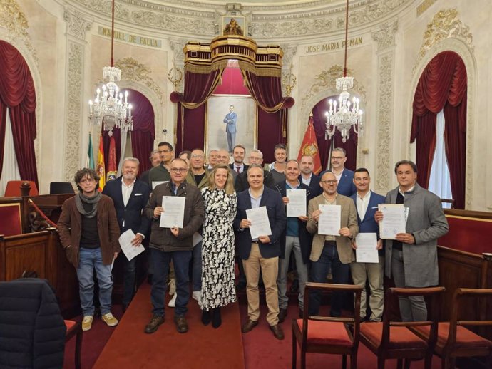 Archivo - Acto de toma de posesión de 19 funcionarios de carrera como empleados del Ayuntamiento de Cádiz en una imagen de archivo.