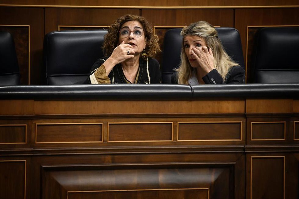 (I-D) La vicepresidenta primera y ministra de Hacienda, María Jesús Montero, y la vicepresidenta segunda y ministra de Trabajo y Economía Social, Yolanda Díaz, durante un pleno en el Congreso de los Diputados, a 19 de diciembre de 2024, en Madrid (Españ