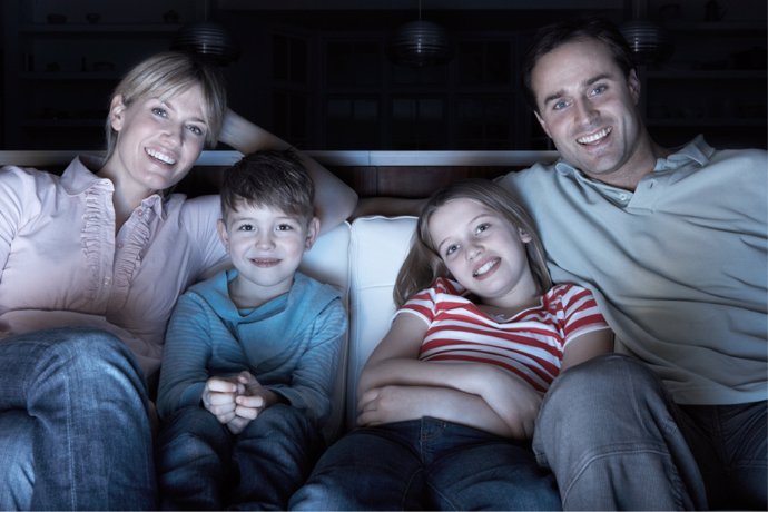 Archivo - Imagen de archivo de una familia viendo una película.