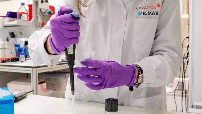 Investigadora del Icmab en el laboratorio.