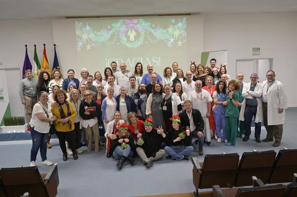 El director gerente del complejo hospitalario, Jesús Fernández Galán, el director de Enfermería, Pablo Fernández Plaza, el director médico, Pedro Medina, así como la directora de Gestión y de Servicios Generales, Sonia Hernández, han entregado los premi