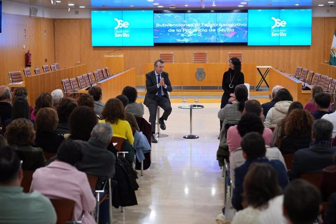 El presidente de la Diputación, Javier Fernández, con representantes de entidades sin ánimo de lucro.