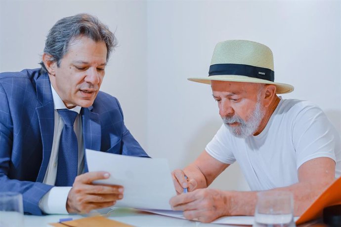 El ministro de Finanzas de Brasil, Fernando Haddad, y el presidente Luiz Inácio Lula da Silva.