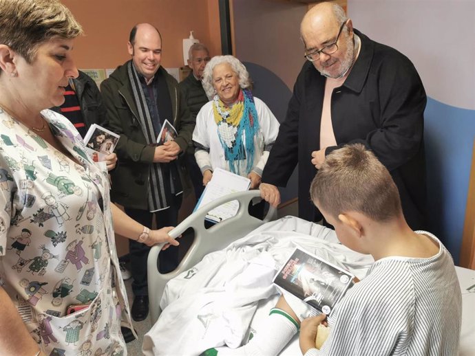 Un menor ingresados en el Hospital de Valme recibe un 'relatos de esperanza' de la hermandad nazarena de la Borriquita.