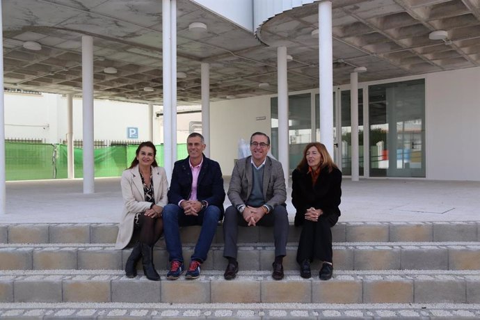 El delegado territorial, Miguel Briones, acompañado por la concejala de Educación del Ayuntamiento del municipio, María Isabel Plaza, ha visitado el centro de Secundaria para comprobar el desarrollo de las dos últimas actuaciones realizadas