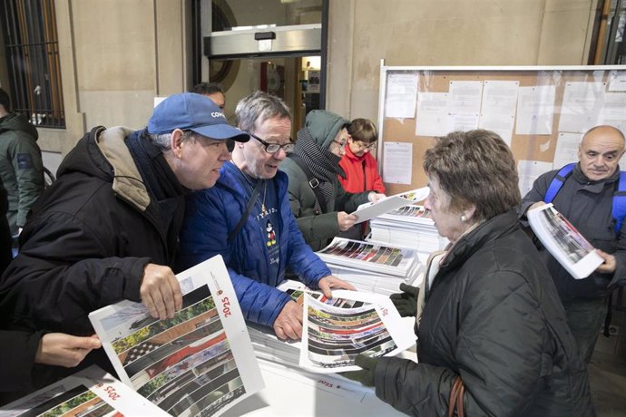 Reparto del calendario municipal del Ayuntamiento de Pamplona de 2025.