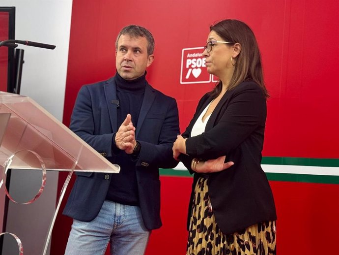 Julio Millán y África Colomo antes de empezar la rueda de prensa