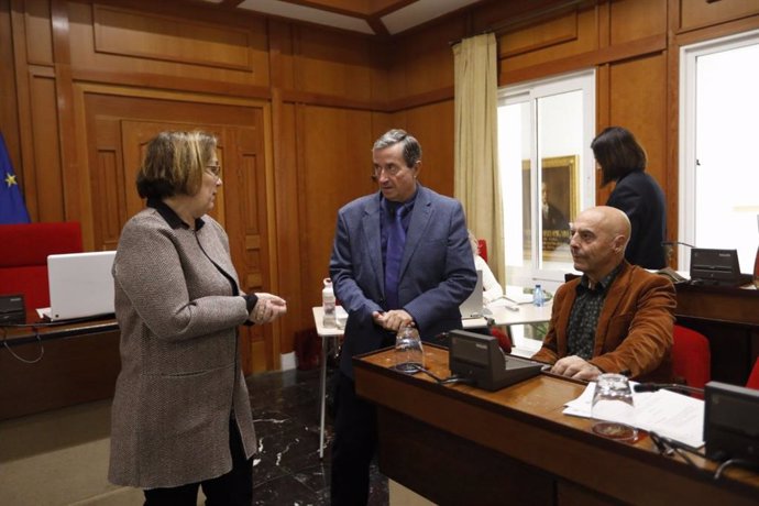 La delegada de Hacienda, Economía y Empleo del Ayuntamiento de Córdoba, Blanca Torrent, conversa con el secretario del Pleno, Valeriano Lavela, en presencia del portavoz del PSOE, Antonio Hurtado.