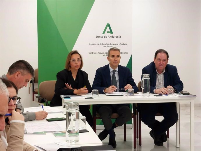 El delegado de Empleo, Empresa y Trabajo Autónomo de la Junta en Almería, Amós García, preside la reunión de la Comisión Provincial de Prevención de Riesgos Laborales en Almería.