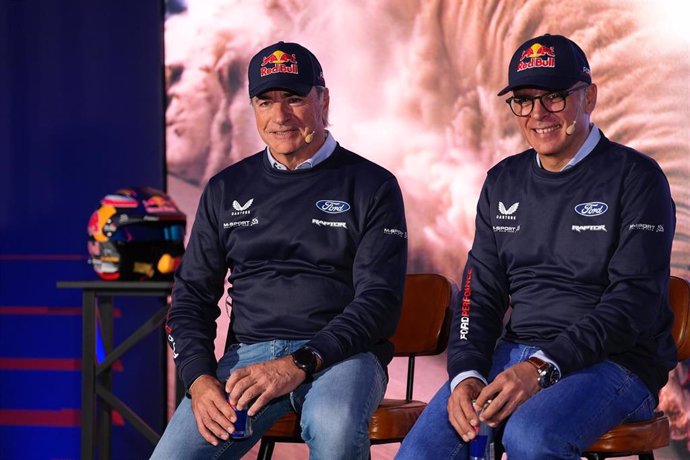 El piloto madrileño Carlos Sainz y su copiloto Lucas Cruz, en un evento de Ford para el Dakar 2025.