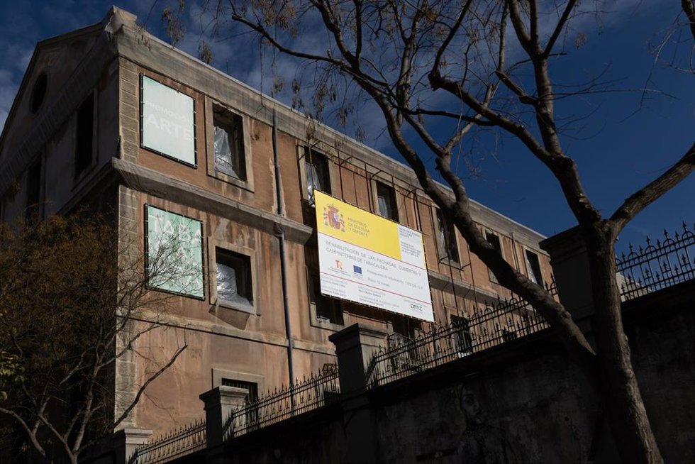 Archivo - Un cartel que anuncia la rehabilitación de la fachada de la Tabacalera Espacio Promoción del Arte, en Embajadores, a 16 de febrero de 2024, en Madrid (España). La Tabacalera es un centro cultural y de arte localizado en la antigua Fábrica de T