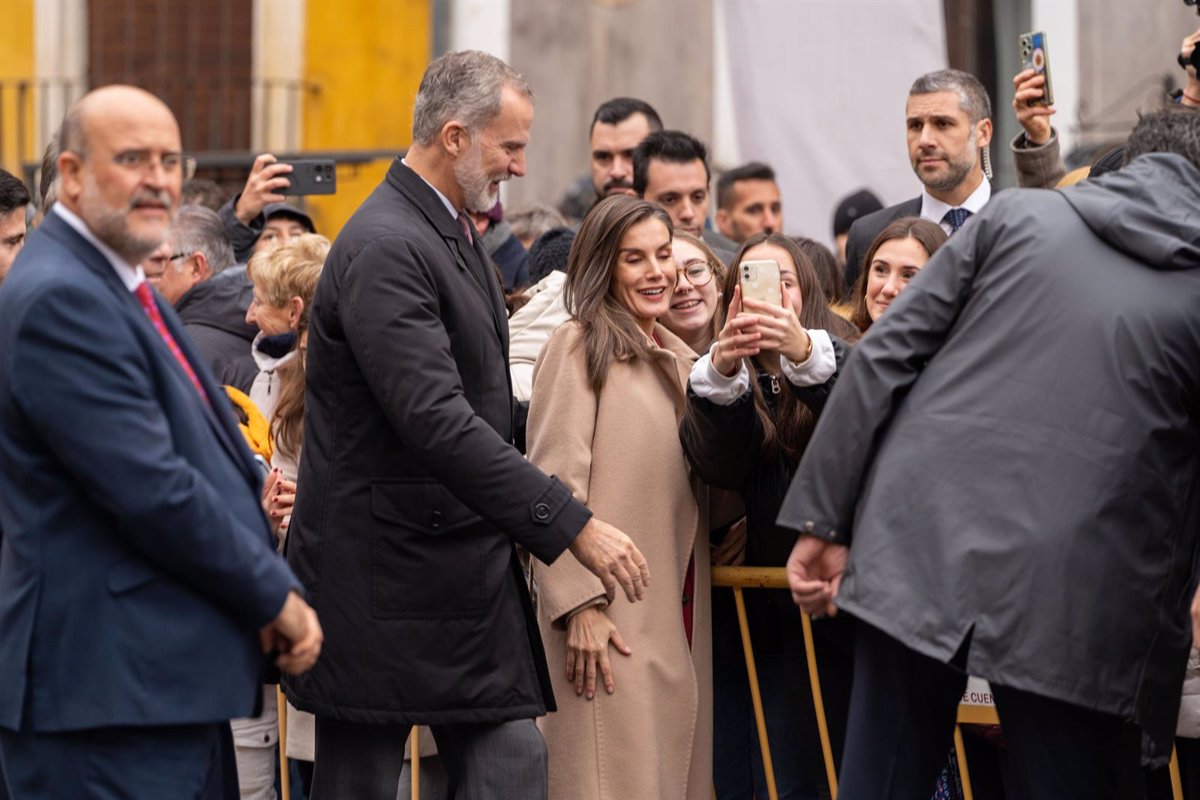 Selfis bajo el cielo encapotado de Cuenca en el regreso de Felipe VI y doña Letizia a la ciudad de su luna de miel