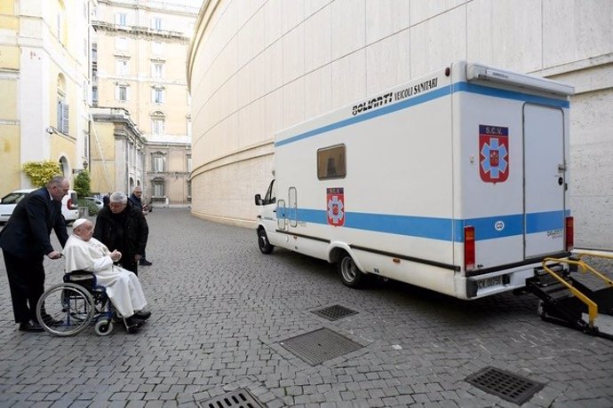 El Papa envía por Navidad al limosnero pontificio a Ucrania para llevar un camper equipado con un quirófano portátil