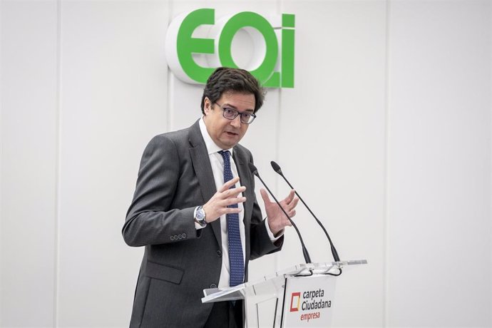 El ministro para la Transformación Digital y Función Pública, Óscar López, interviene durante la presentación de la nueva versión de Carpeta Ciudadana, en la Escuela de Organización Industrial, a 19 de diciembre de 2024, en Madrid (España).