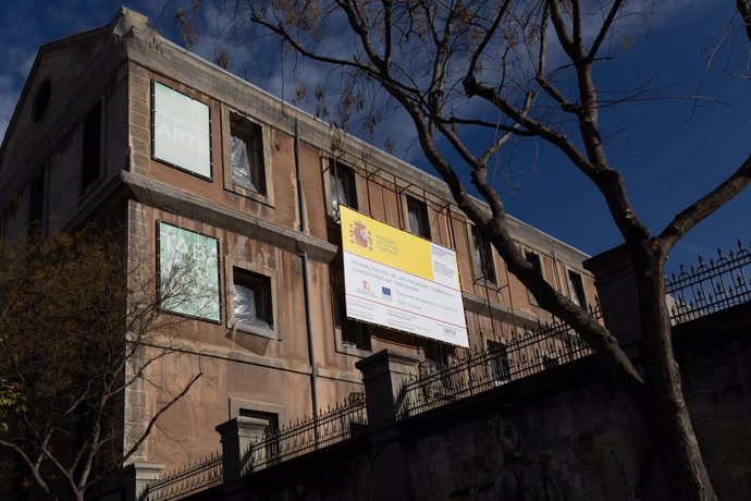 Archivo - Un cartel que anuncia la rehabilitación de la fachada de la Tabacalera Espacio Promoción del Arte, en Embajadores, a 16 de febrero de 2024, en Madrid (España). La Tabacalera es un centro cultural y de arte localizado en la antigua Fábrica de Tab