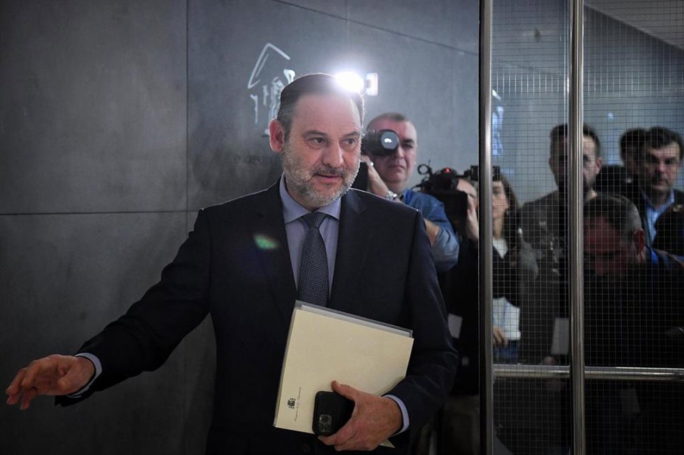 El exministro, José Luis Ábalos, a su llegada a una rueda de prensa en el Congreso de los Diputados tras denunciar a la Guardia Civil ante la Fiscalía, en el Congreso de los Diputados, a 19 de diciembre de 2024, en Madrid (España). José Luis Ábalos ha p